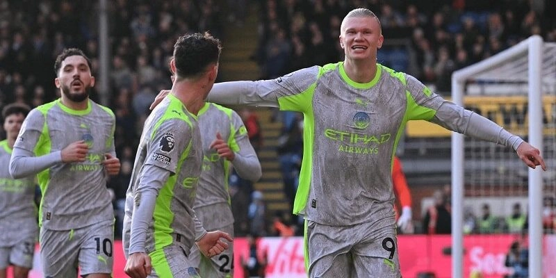 Man City chỉ còn kém Arsenal 2 điểm sau khi thắng Crystal Palace